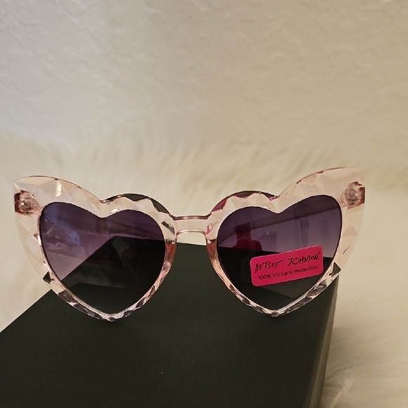 🎉HP NWT Betsey Johnson Pink Heart Sunglasses - Picture 7 of 10
